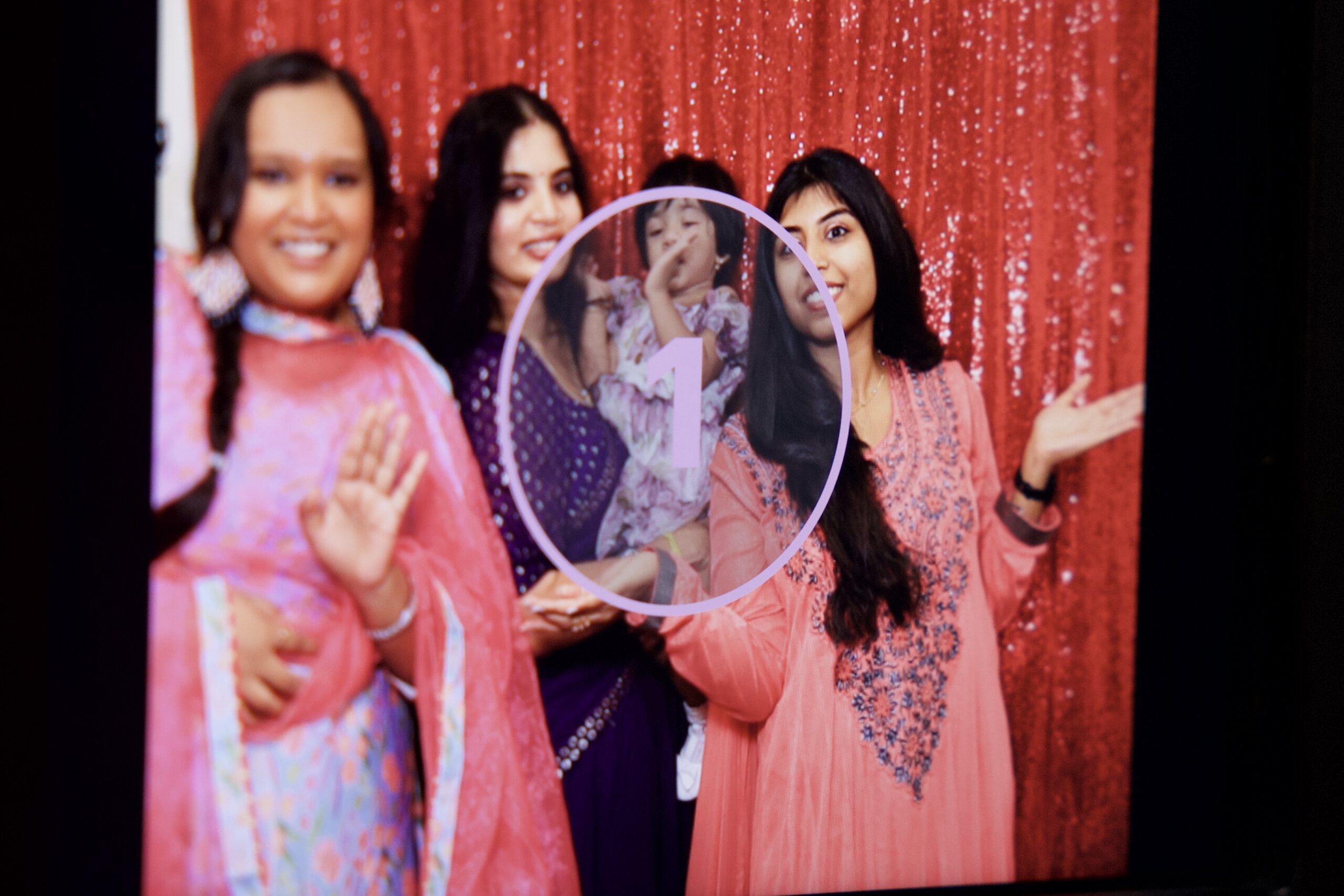Groupe de filles posant et souriant devant un photobooth lors d’un événement à Cornaux, Neuchâtel.