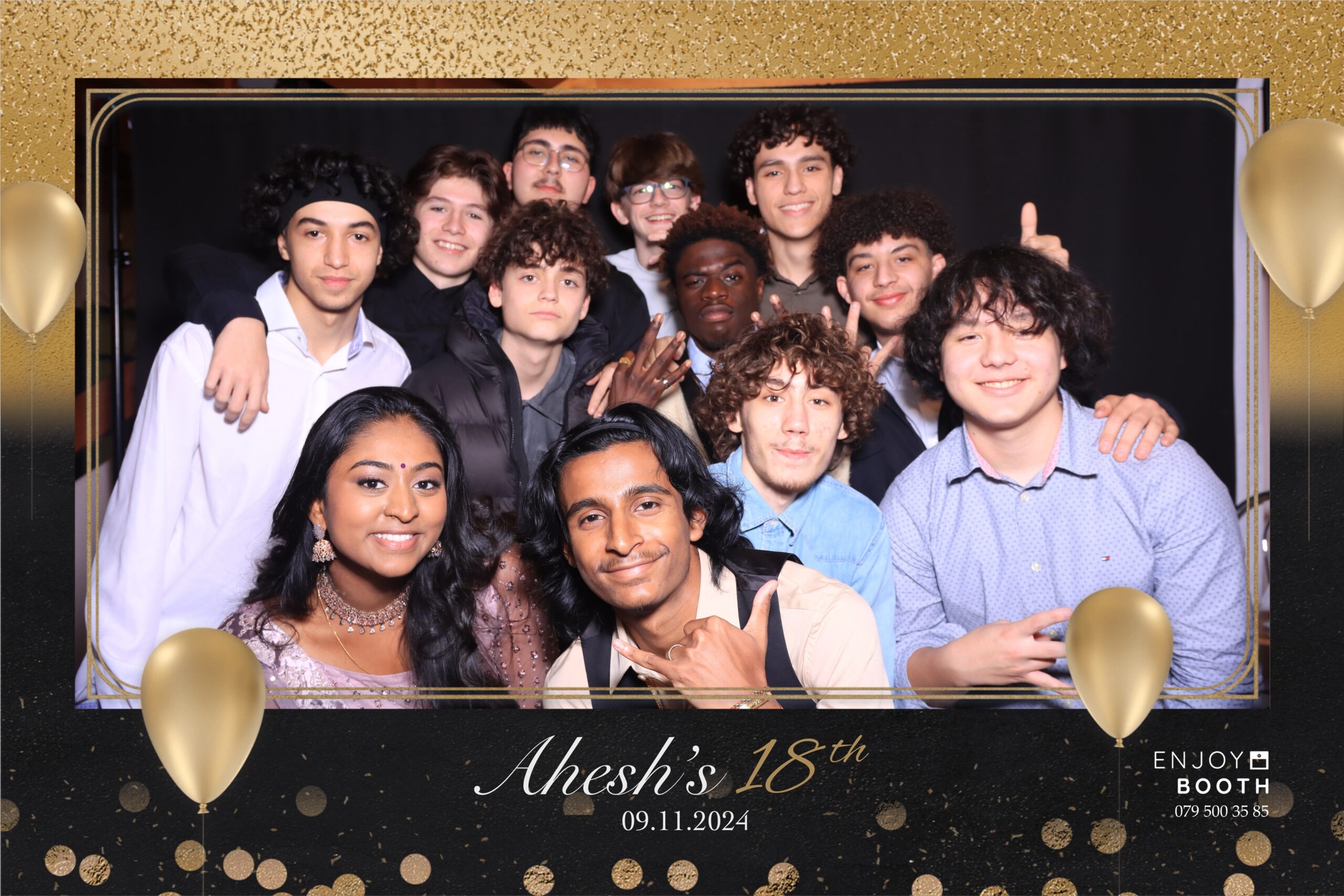 Photo de groupe prise par un photobooth lors d’un anniversaire de garçon, avec un cadre personnalisé affichant le prénom, l’âge et la date de l’événement.