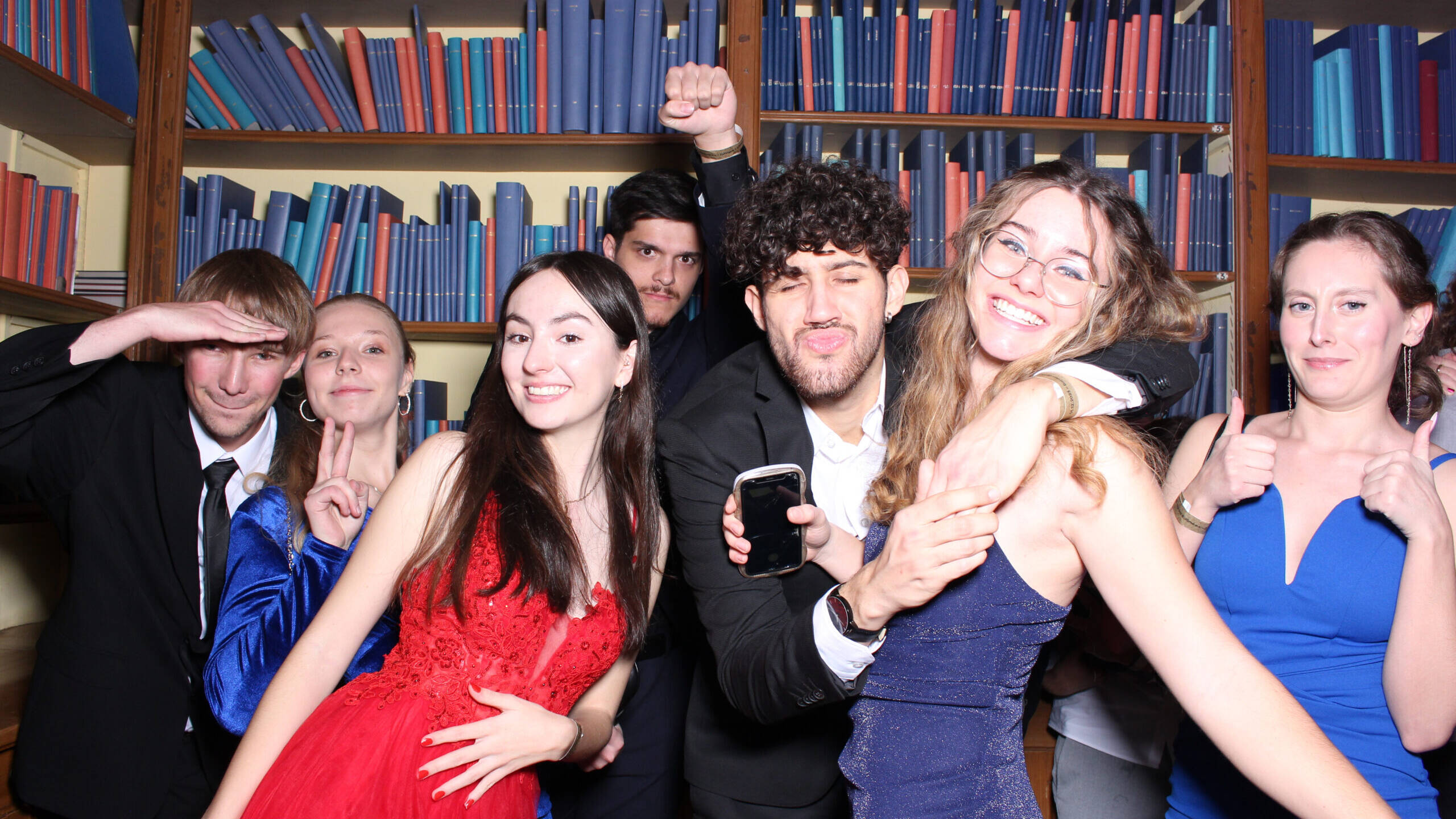 Groupe d’étudiants posant avec énergie devant un photobooth EnjoyBooth lors d’une soirée dans une université à Neuchâtel