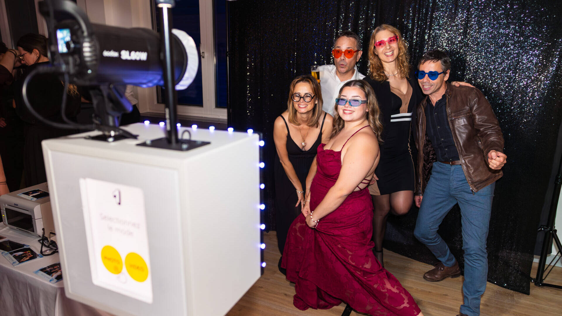 Famille posant devant un photobooth EnjoyBooth lors d'un anniversaire à Cortaillod Neuchâtel