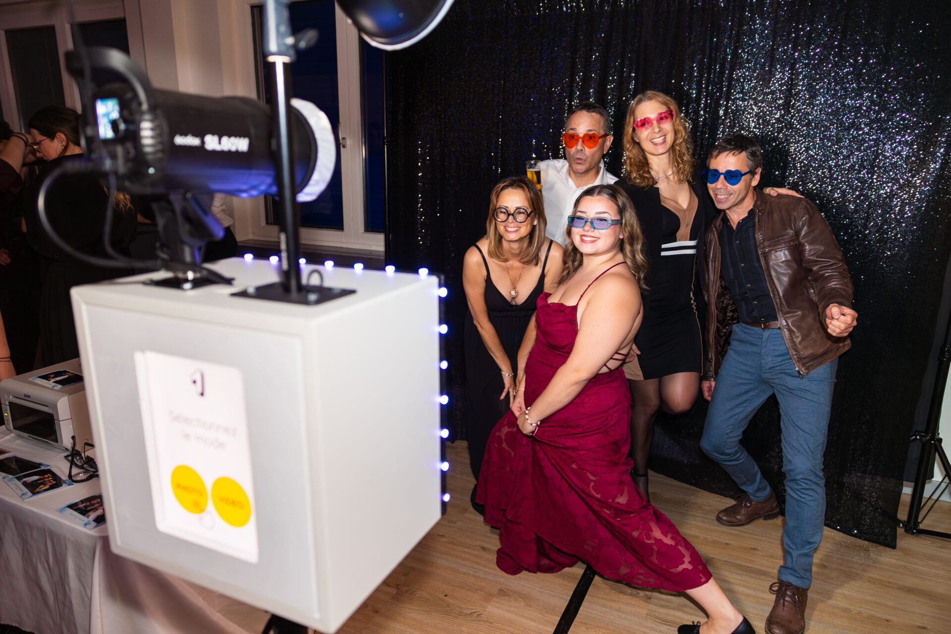 Famille posant devant un photobooth EnjoyBooth lors d'un anniversaire à Cortaillod Neuchâtel